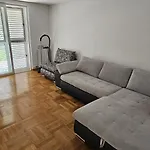 Διαμέρισμα House