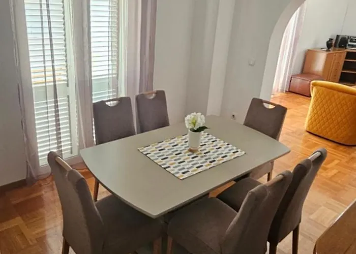 Apartament House *